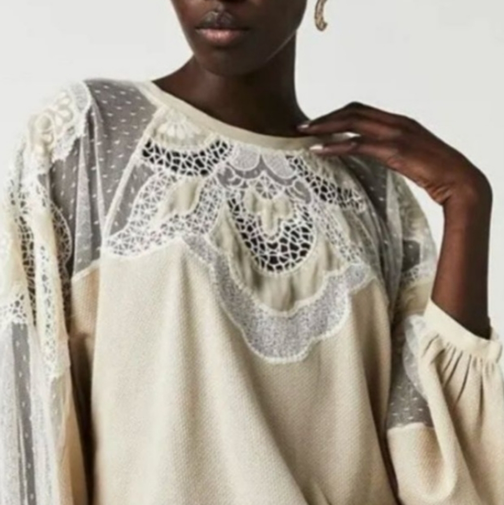 NEW WITH OUT TAGS FREE PEOPLE LONG SLEEVE EMBROIDERED/LACE TOP. MEDIUM